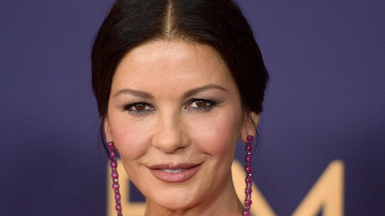 Кэтрин зета джонс фото сейчас We Can't Stop Staring At Catherine Zeta-Jones' Transformation - YouTube