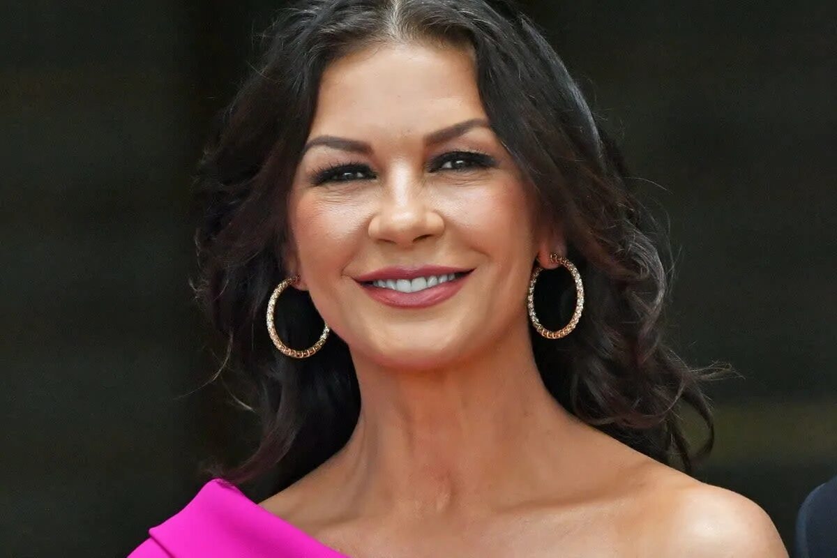 Кэтрин зета джонс сегодня фото Catherine Zeta-Jones: Queen’s death made me homesick but proud of my heritage