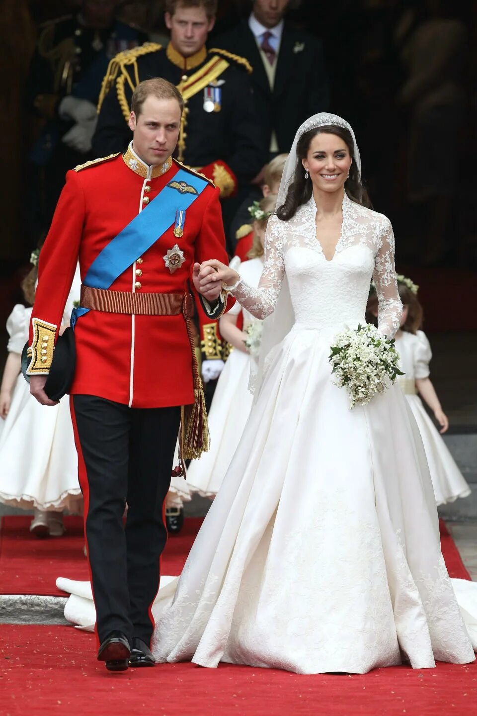 Кейт свадьба фото A Designer Is Suing Alexander McQueen for Copying Kate Middleton's Wedding Dress