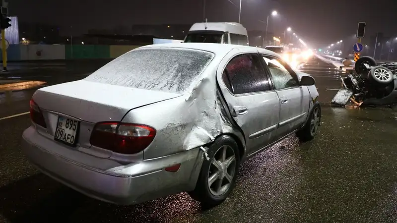 Киа авария фото Автомобиль опрокинулся на крышу в результате аварии в Алматы: есть пострадавший 