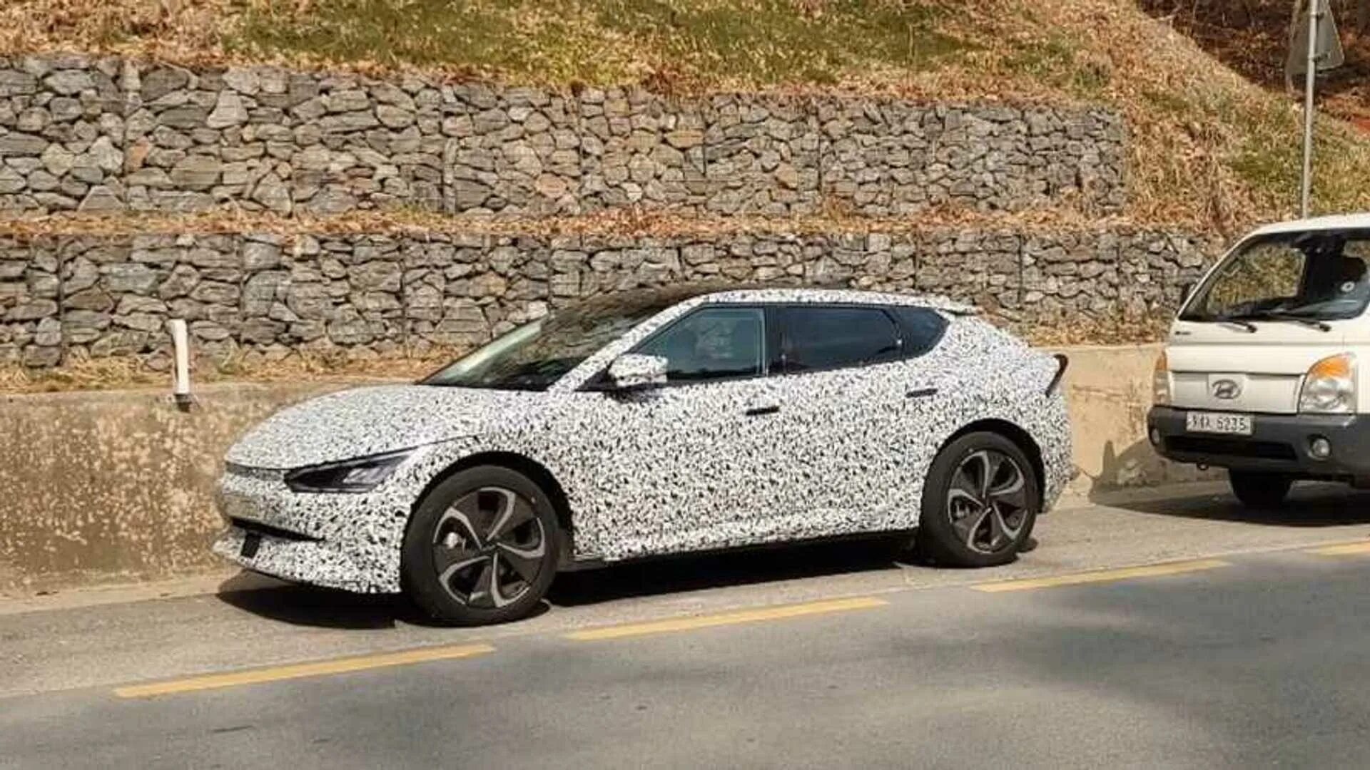 Киа ев 6 фото See Camouflaged Kia EV6 Spied Ahead Of World Premiere