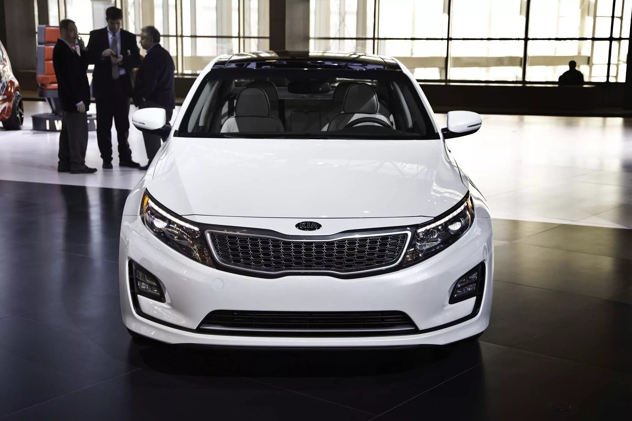 Киа к 3 фото Продажи обновлённого гибрида Kia К5 стартуют летом 2018 года