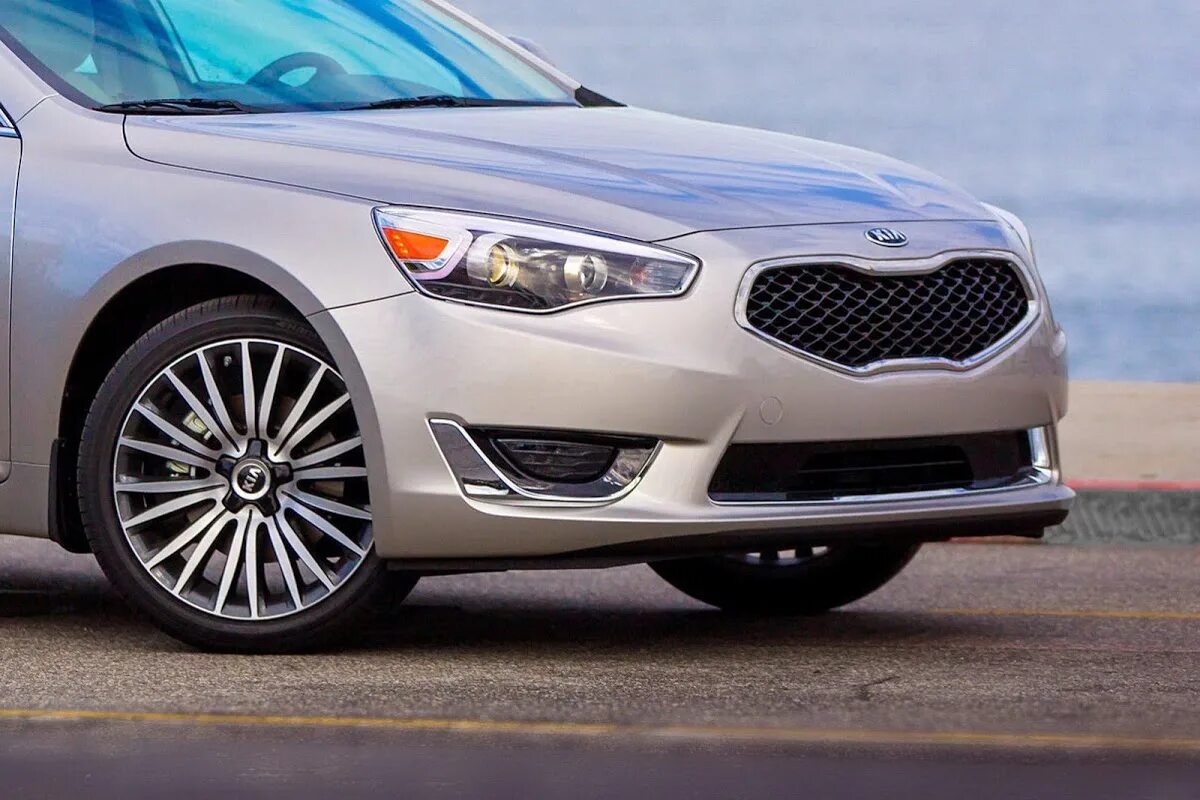 Киа каденза фото NAIAS 2013: Kia Enhances U.S. Lineup with New Cadenza Mid-Size Sedan Updated Car