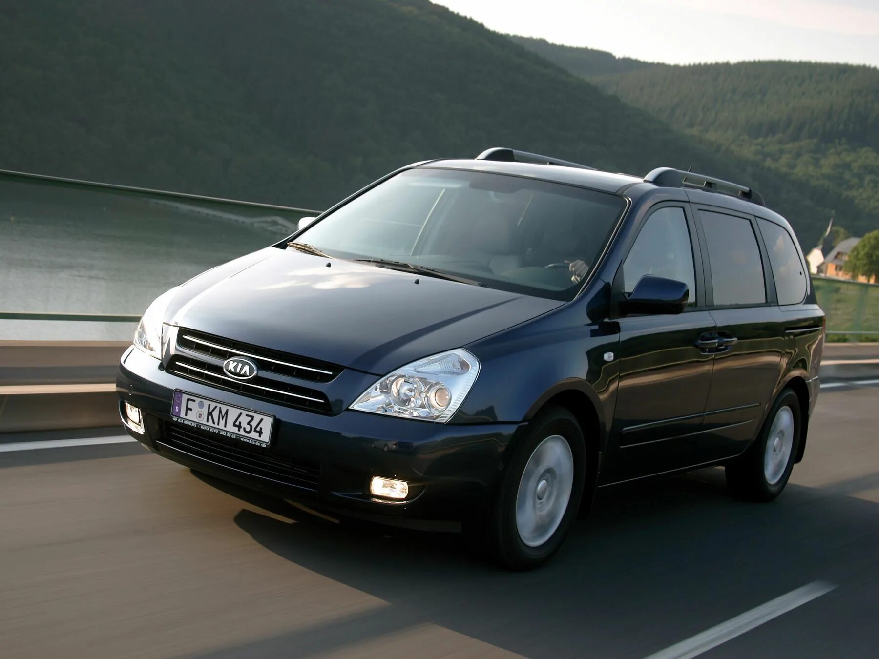 Киа караван фото Kia Carnival минивэн 2.9 MT дизель 185 л.с. передний привод 2 поколение (2005 - 