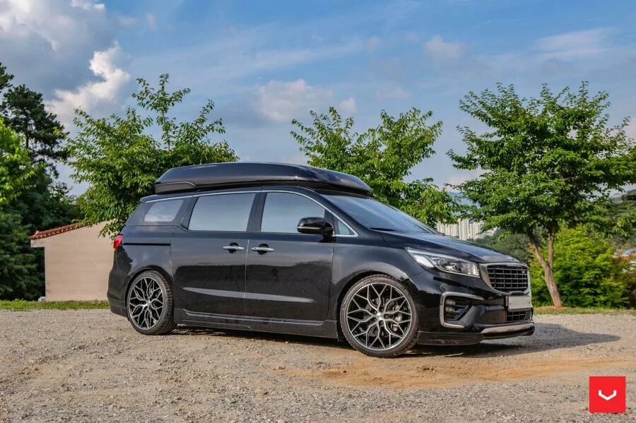 Киа карнивал чип тюнинг Kia Grand Sedona on Vossen Wheels (HF-2) 2019 года выпуска. Фото 1. VERcity