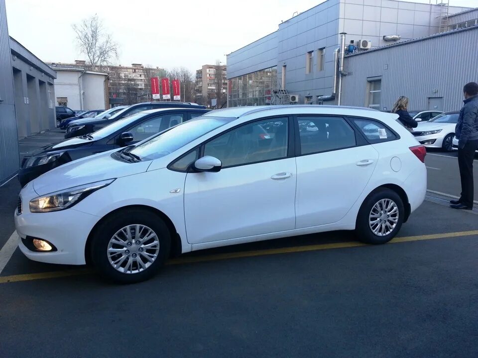 Киа кеед фото Первая встреча на стоянке - KIA Ceed SW (2G), 1,6 л, 2013 года фотография DRIVE2