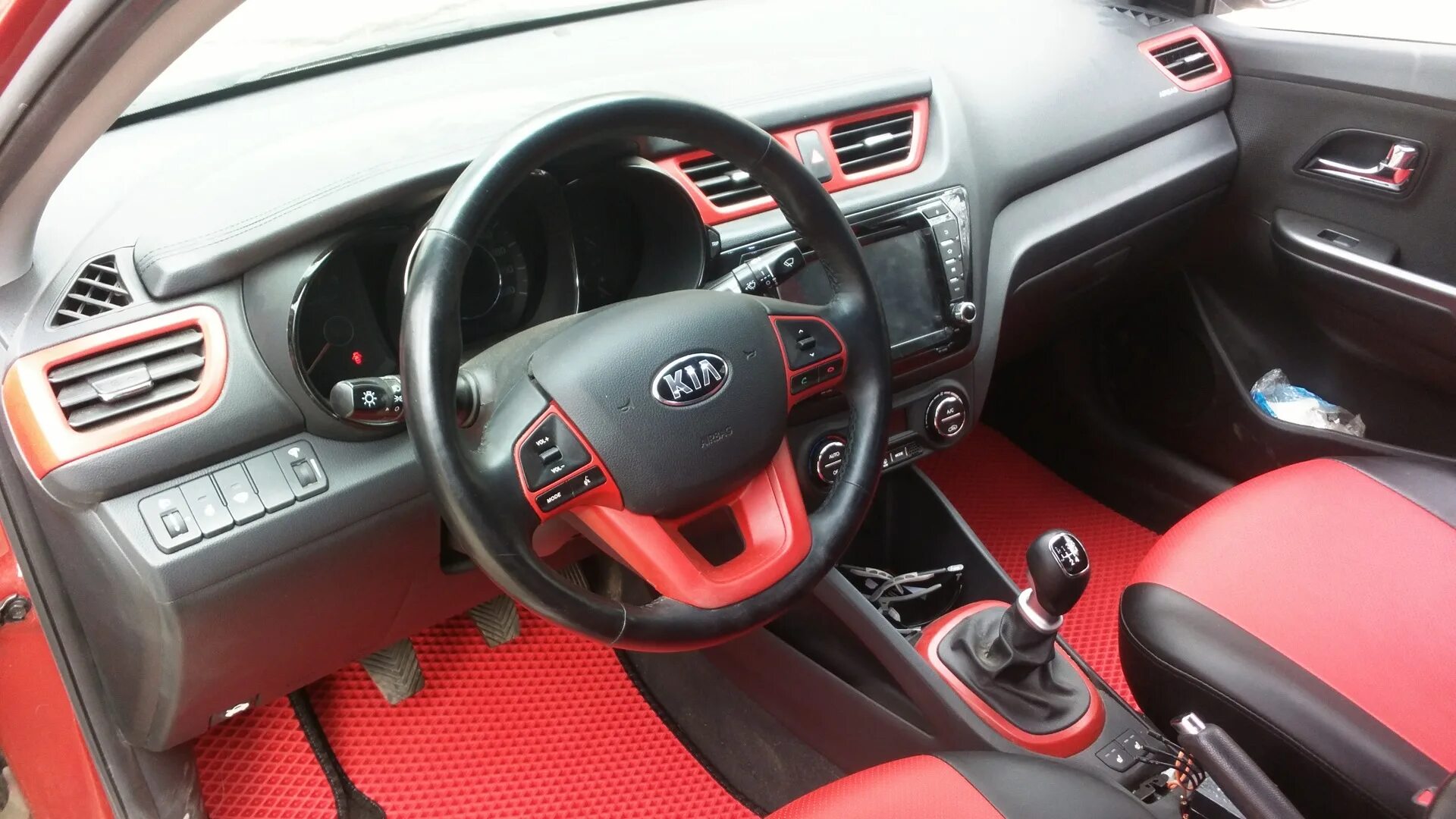 Киа рио 3 рестайлинг тюнинг салона KIA Rio (3G) 1.6 бензиновый 2013 Красное на черном на DRIVE2