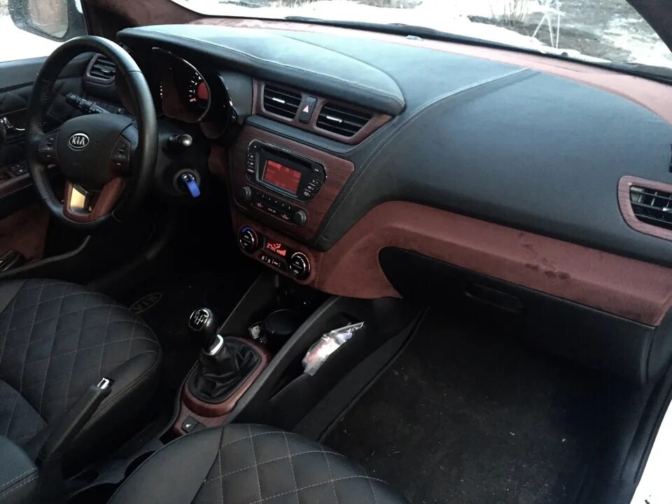Киа рио 3 рестайлинг тюнинг салона Перетяжка торпедо в кожу! Ааацкий труд! - KIA Rio (3G), 1,6 л, 2012 года стайлин