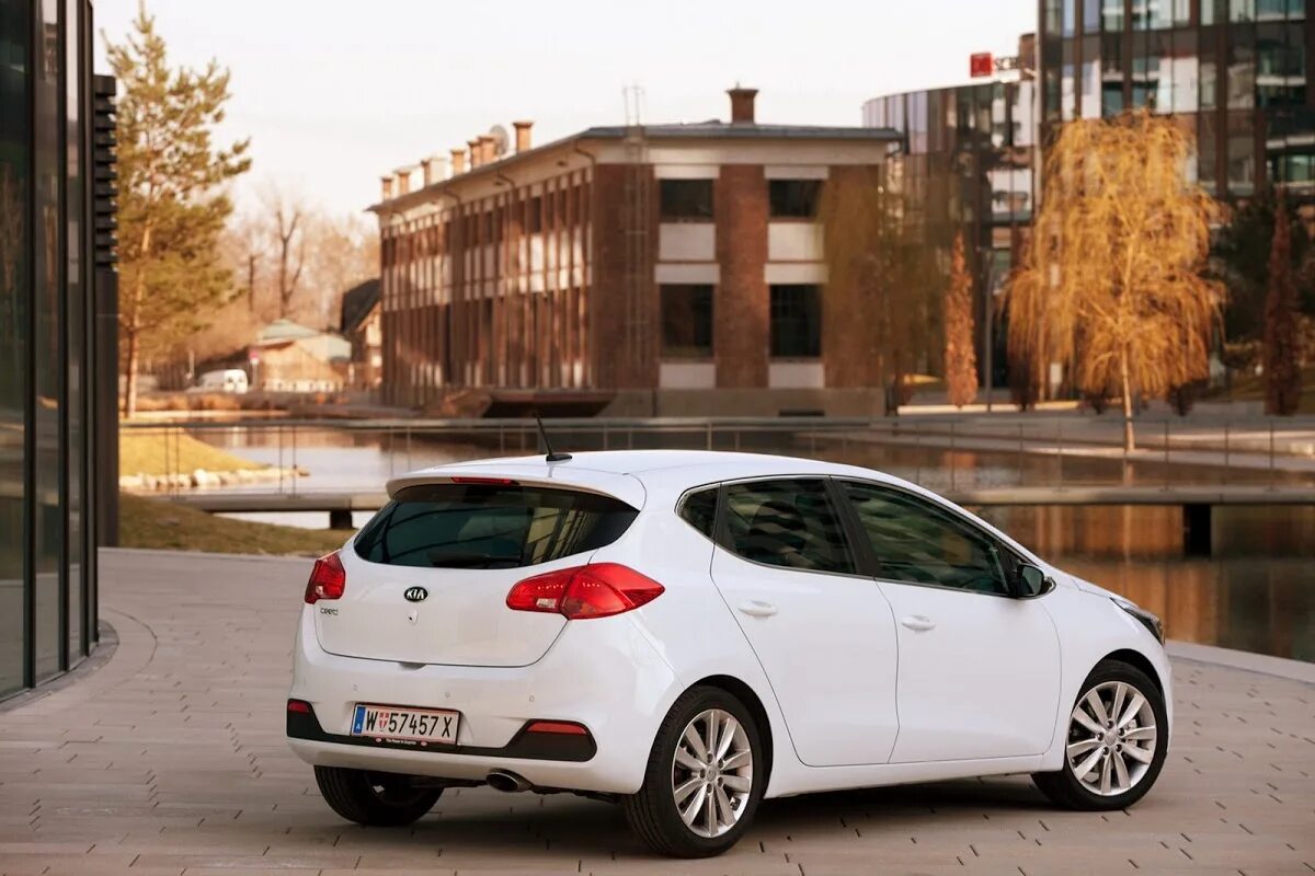 Киа сид 2 фото Kia Drops Mega Photo Gallery of 2012 Cee'd Hatchback Carscoops