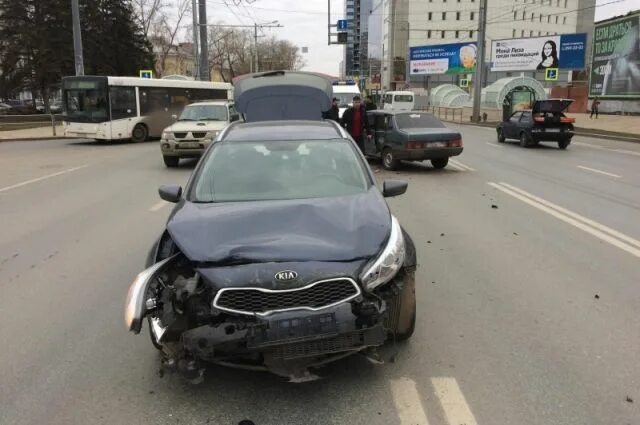 Киа сид дтп фото В Самаре на Московском шоссе ВАЗ 21099 столкнулся с Kia Cee'd АиФ Самара