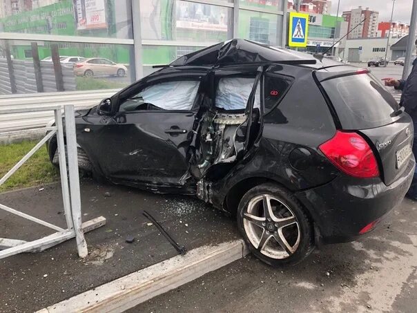 Киа сид дтп фото На тюменской объездной "размотало" KIA Ceed - TyumenTimes новости Тюмени