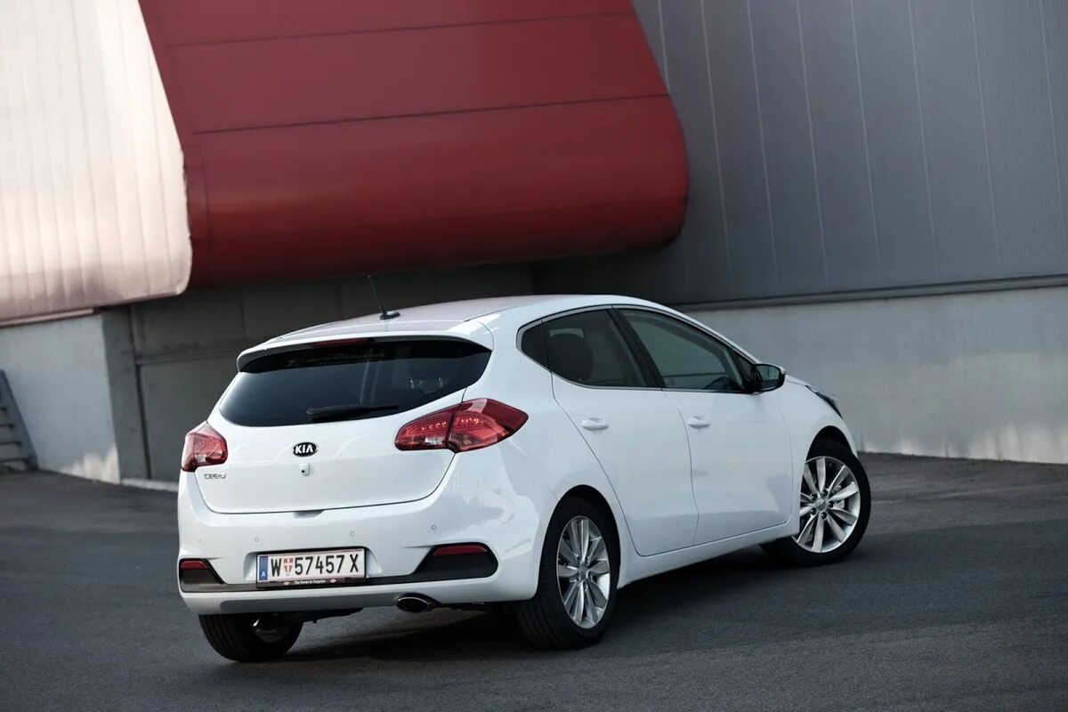 Киа сид фото Kia Drops Mega Photo Gallery of 2012 Cee'd Hatchback Carscoops