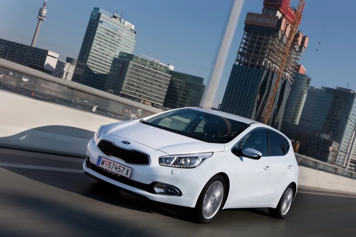 Киа сити фото Kia Drops Mega Photo Gallery of 2012 Cee'd Hatchback Carscoops