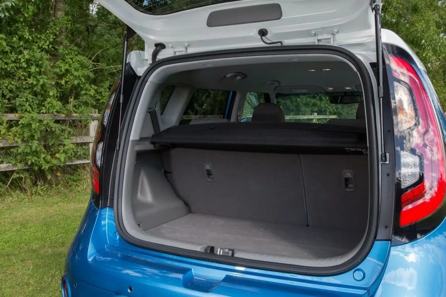 Киа соул багажник фото Багажник Kia Soul EV 2014 года выпуска для рынка Великобритании и Ирландии. Фото