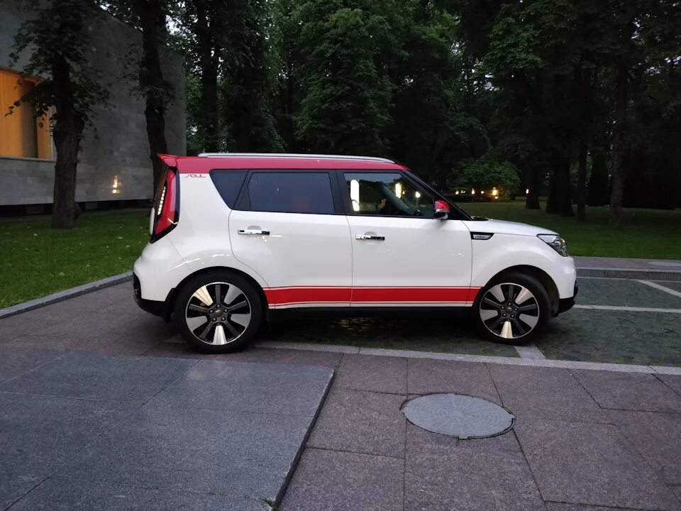 Киа соул тюнинг фото Полосы на автомобиль+спойлер - KIA Soul (2G), 2 л, 2018 года стайлинг DRIVE2