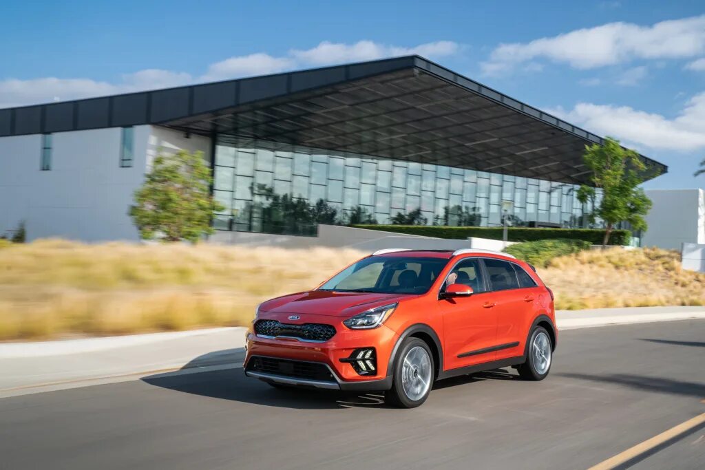 Киа стелс фото KIA обновила гибридную версию паркетника Niro 2021