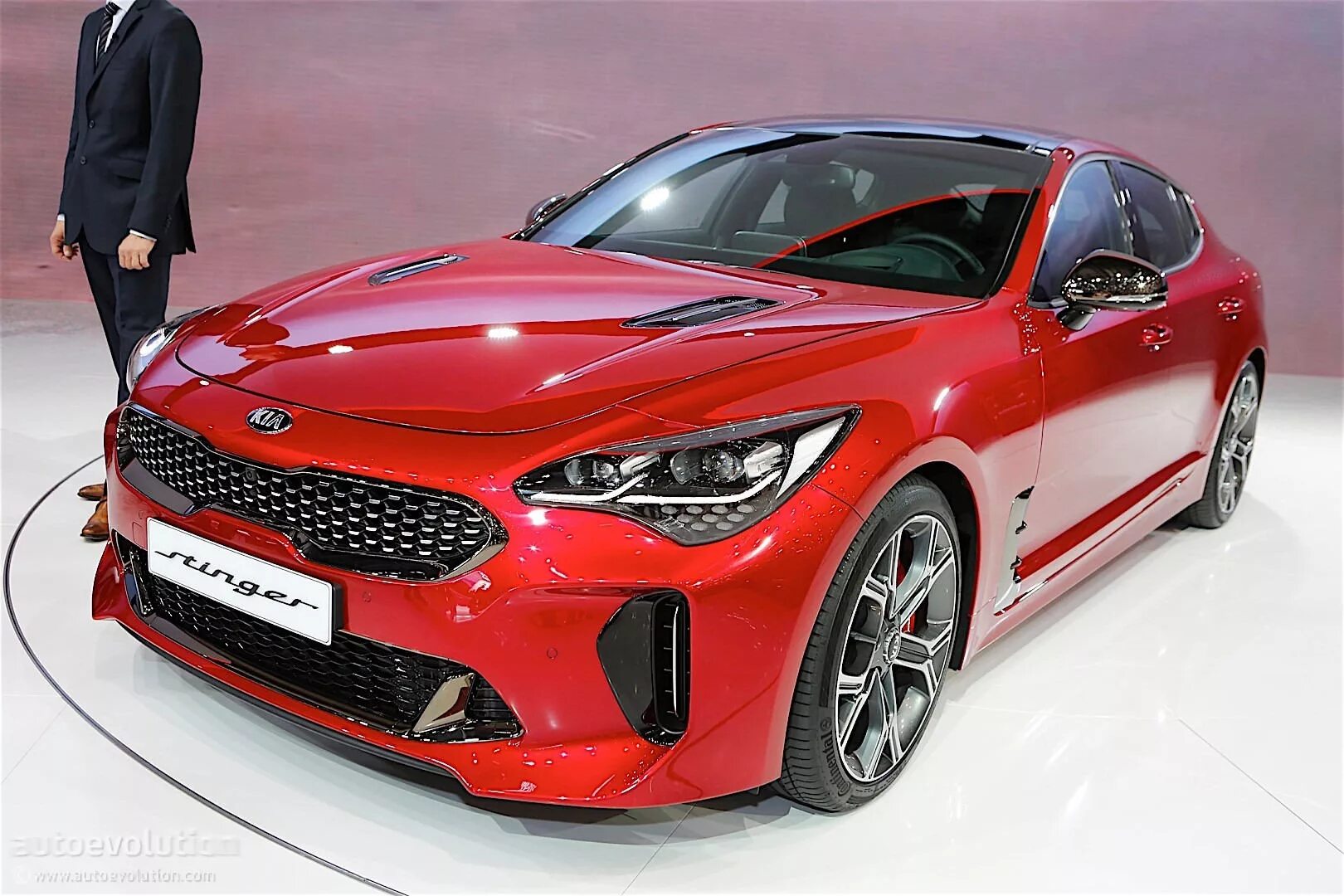 Киа стелс фото 2017 Kia Stinger прибыл в Женеву в потрясающем красном цвете - АвтоМания