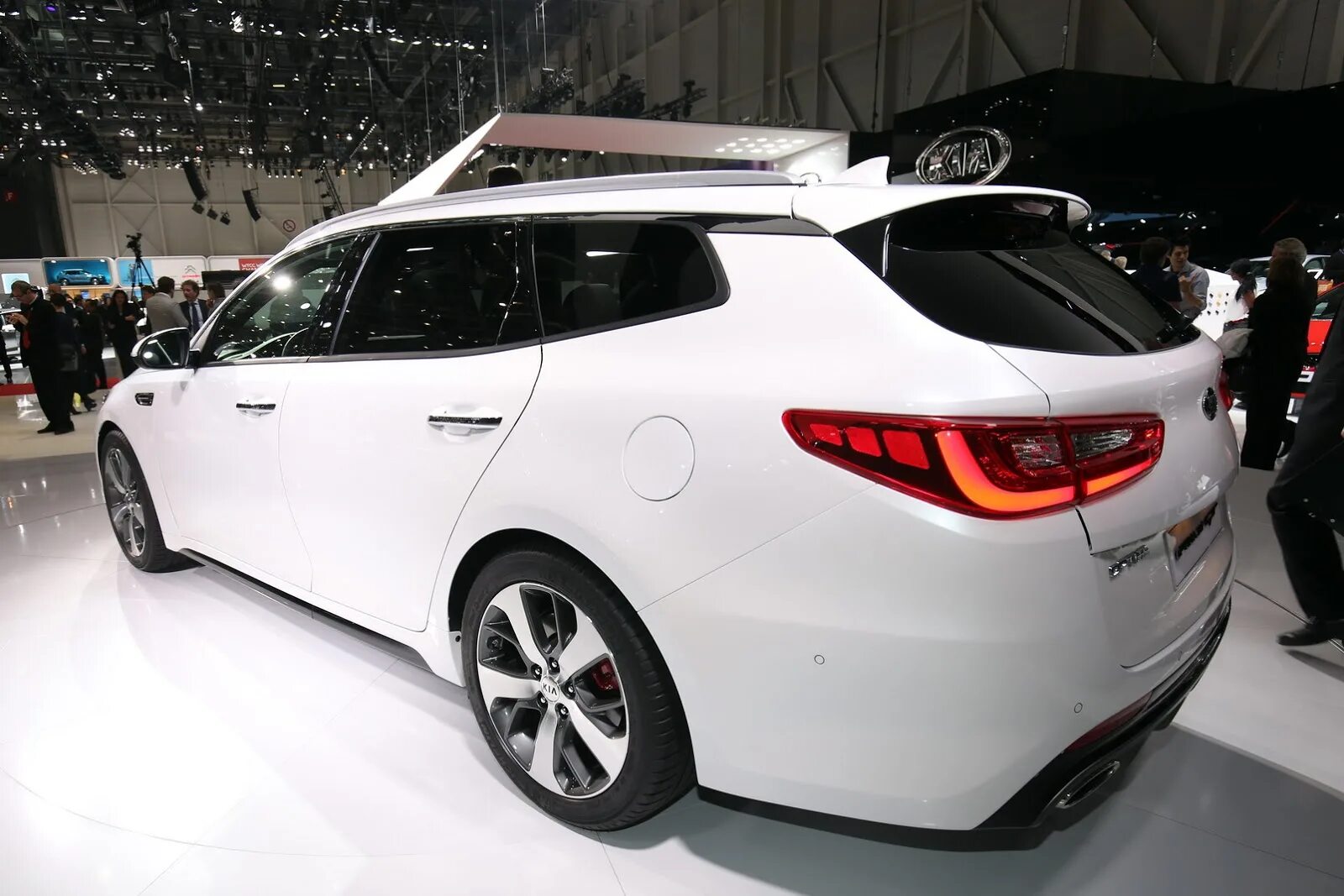 Киа универсал модели фото и цены 2016 Geneva Motor Show: Kia Optima Sportswagon Breaks Cover - AUTOMOTORBLOG