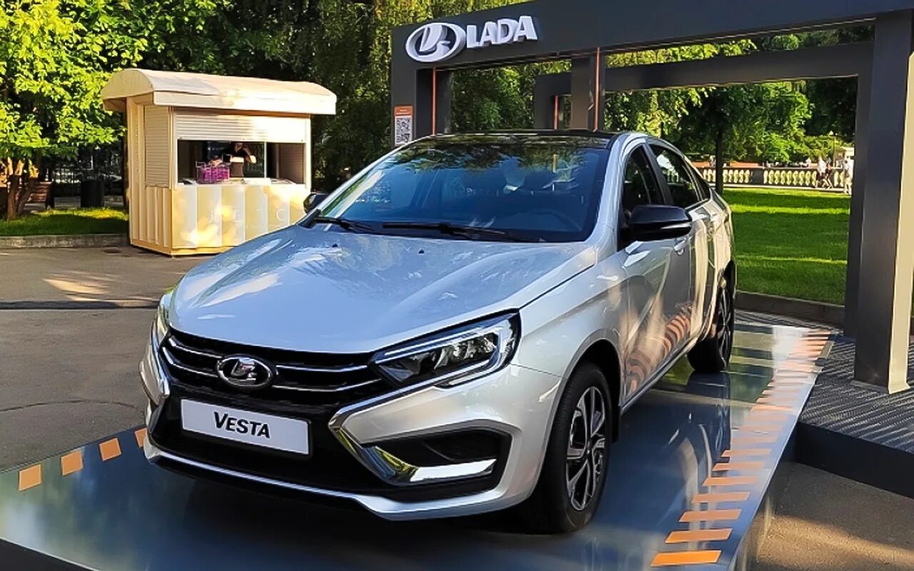 Киа веста фото Новая Lada Vesta стала частью экспозиции в Парке Горького в Москве