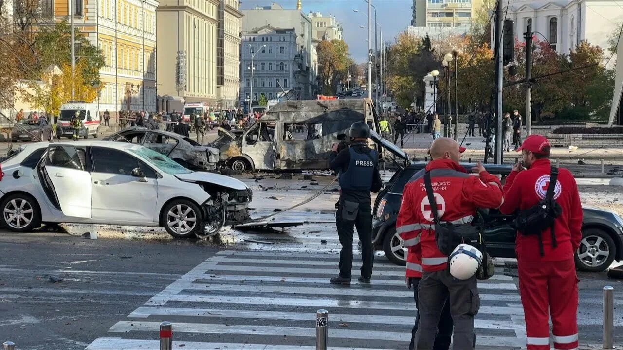 Киев сейчас фото Vehicles destroyed in Kyiv as strikes hit Ukraine AFP - YouTube