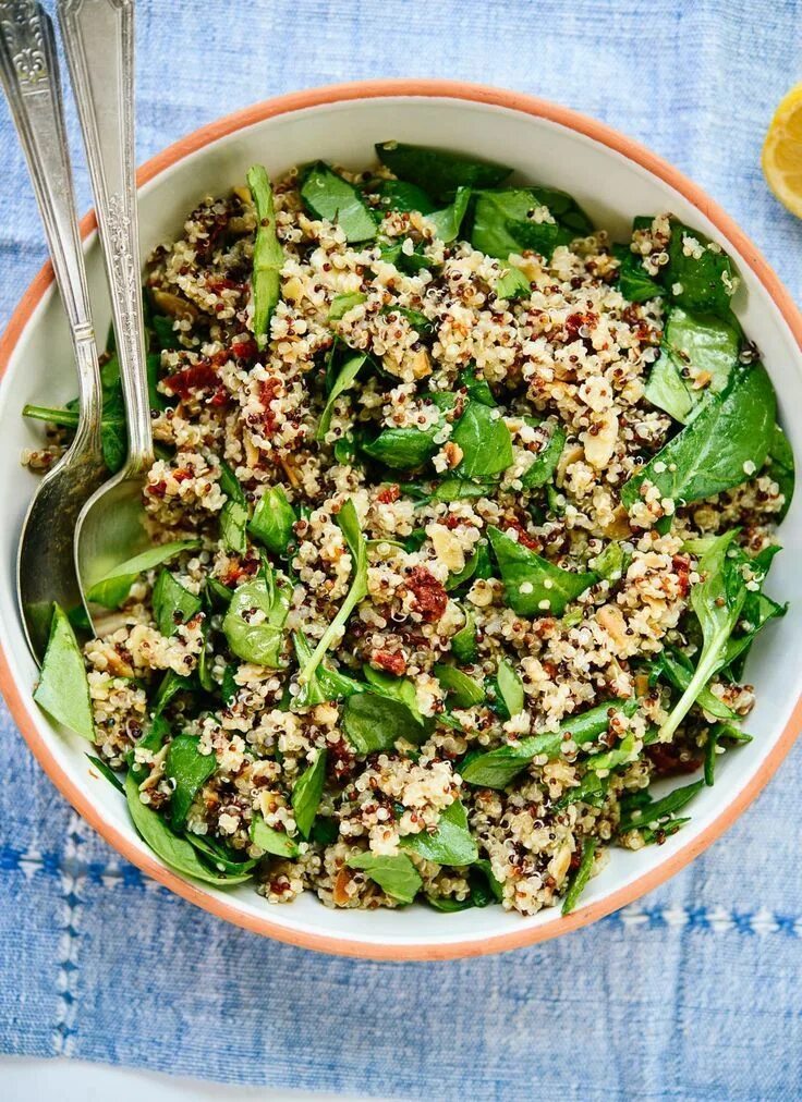 Киноа крупа рецепты приготовления гарнира с фото Sun-Dried Tomato, Spinach and Quinoa Salad Recipe Quinoa salad recipes, Salad re