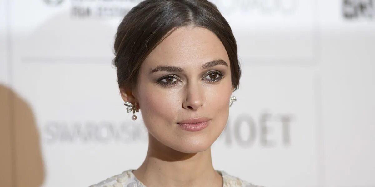 Кир найтли фото Keira Knightley's furry dress is a surprising style success