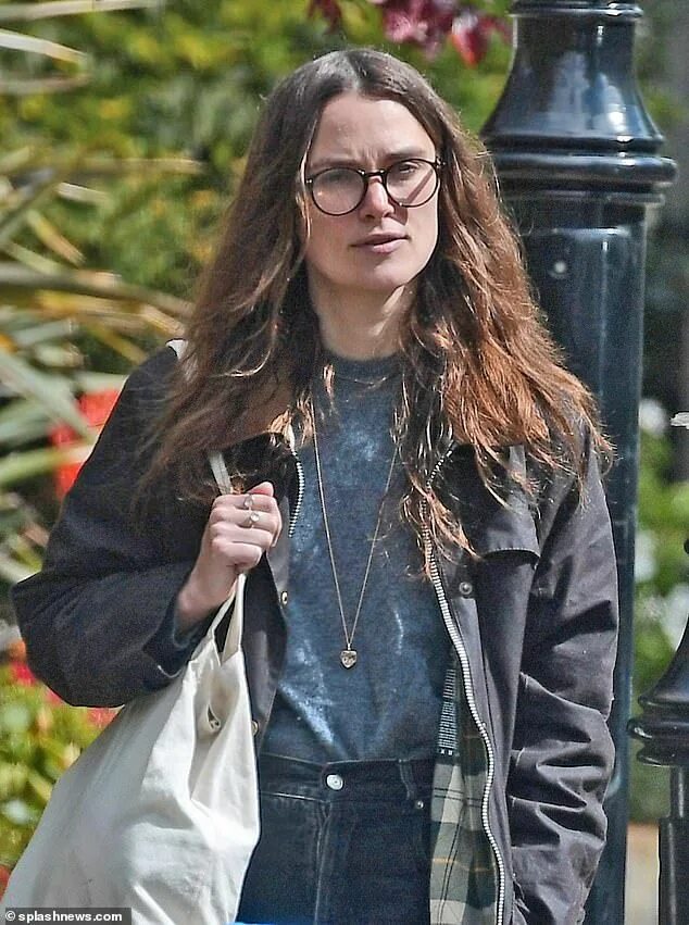 Кир найтли фото Keira Knightley steps out for a stroll with husband James Righton