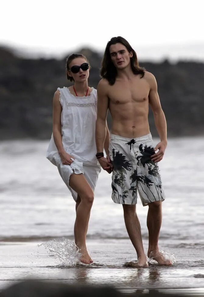 Кира найтли фото на пляже Cele bitchy Keira Knightley in a bikini shows her relationship, diet, are super 