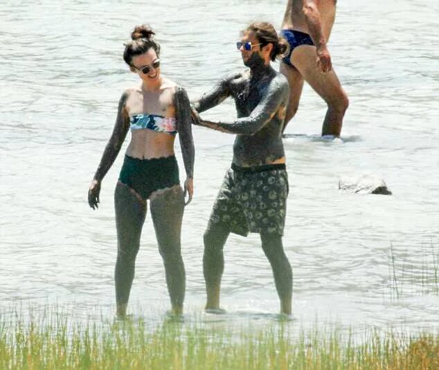 Кира найтли фото на пляже Keira Knightley shows off washboard abs with husband in Italy Daily Mail Online
