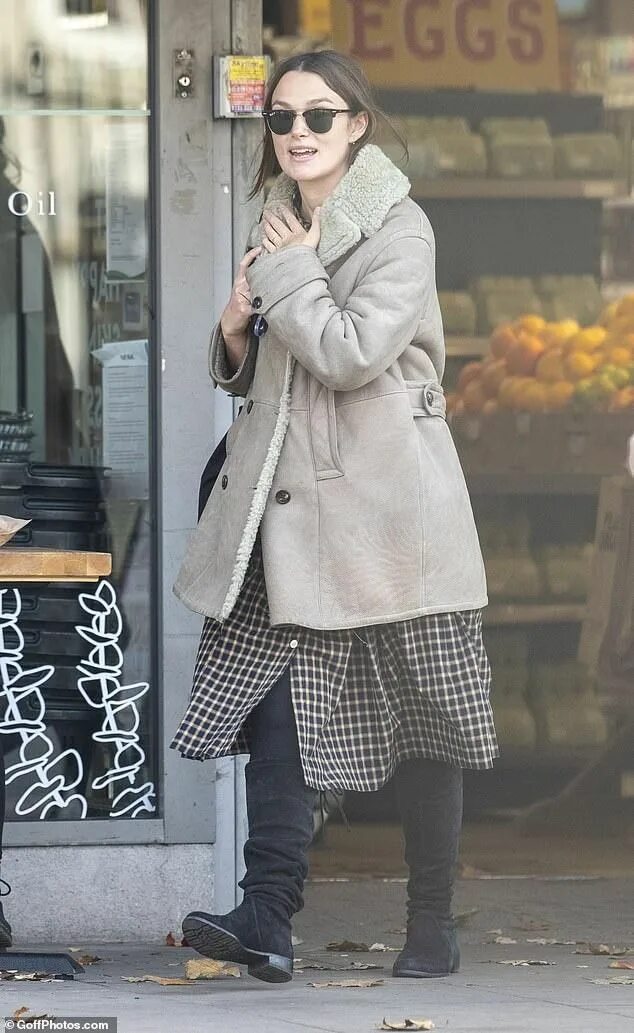 Кира найтли фото сейчас NEW Ms Knightley grabbed a few moments in her own in London today, October 31, 2