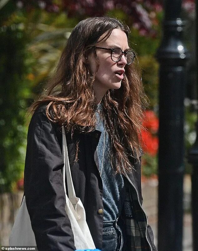 Кира найтли фото сейчас Keira Knightley steps out with husband James Righton after submitting documents 