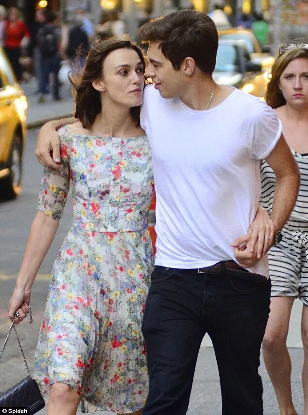 Кира найтли и муж фото Joined at the hip: Lovebirds Keira Knightly and James Righton are inseparable as