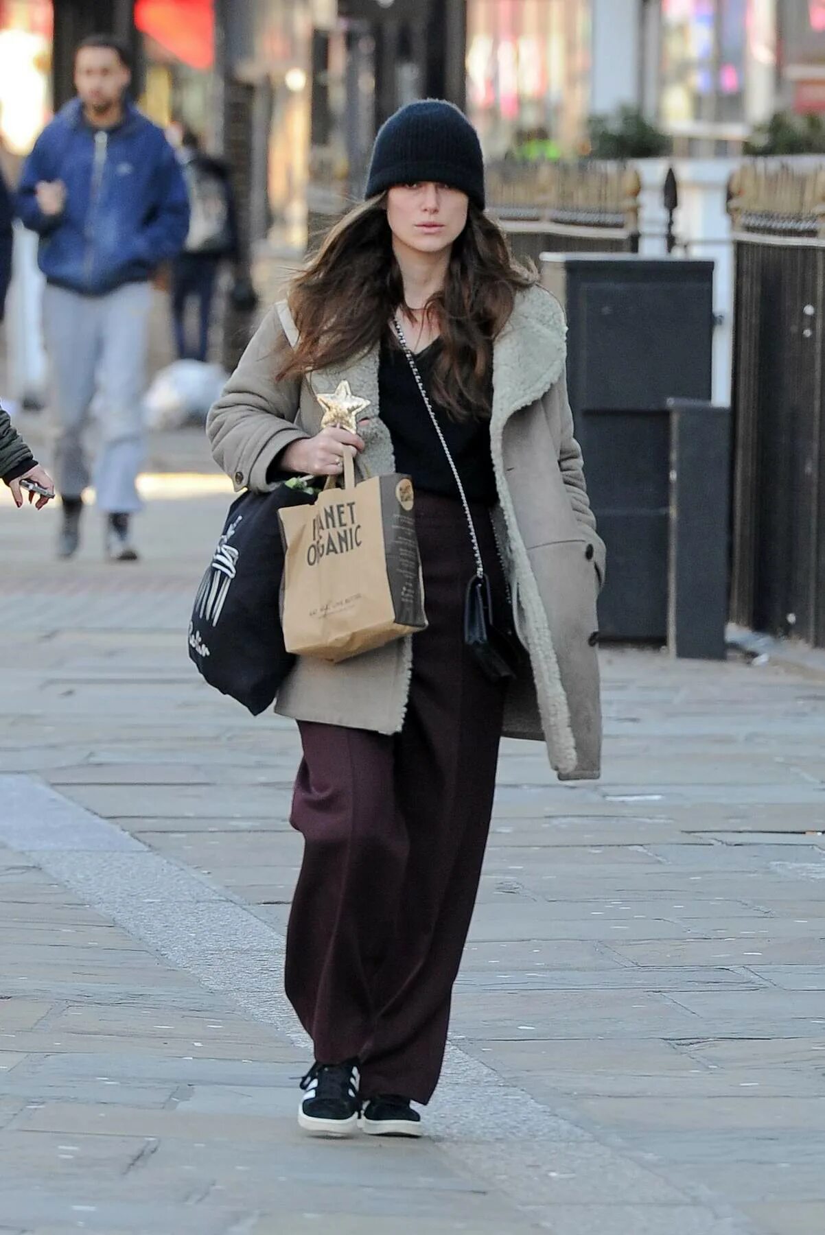 Кира найтли жизнь фото keira knightley wears a comfy jacket and a beanie while out for a walk after she