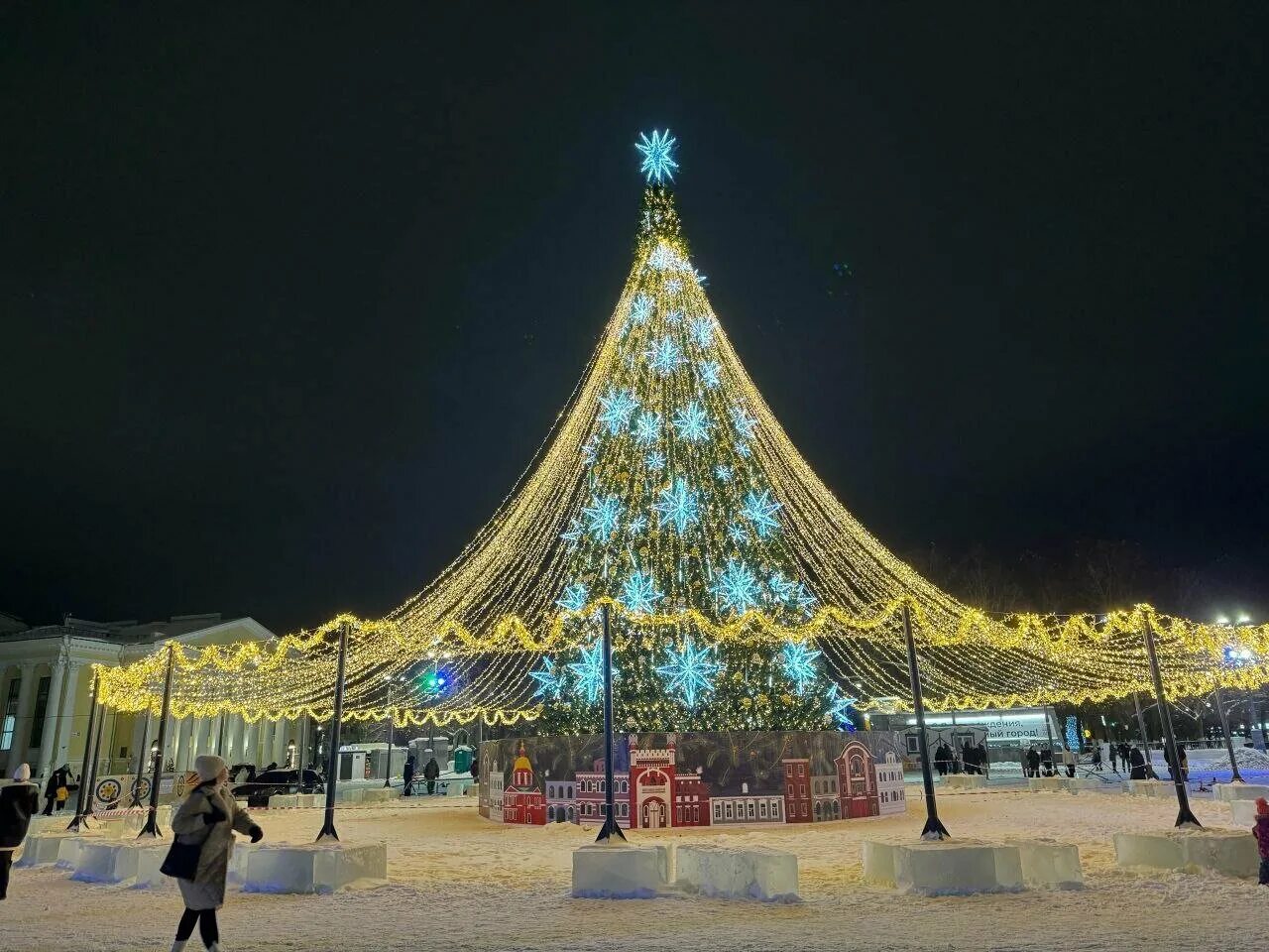 Киров 2024 фото Фото: Городская ёлка, городская ёлка, Киров, Театральная площадь - Яндекс Карты