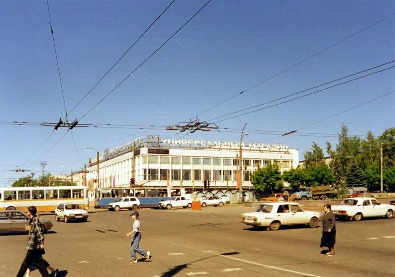 Киров 90 годы фото Город Киров. Ул. Воровского. ЦУМ. 1990-е гг. #Старые_фото_Кирова