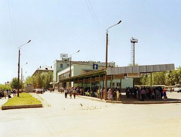 Киров 90 годы фото Город Киров. Улица Горького. Автовокзал. 1990-е гг. #Старые_фото_Кирова