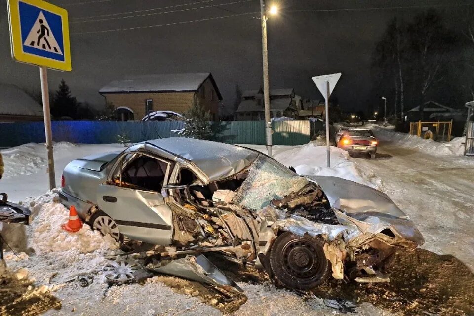 Киров авария фото Иномарку отбросило на пожарный автомобиль: в Кирове произошло ДТП с пострадавшим