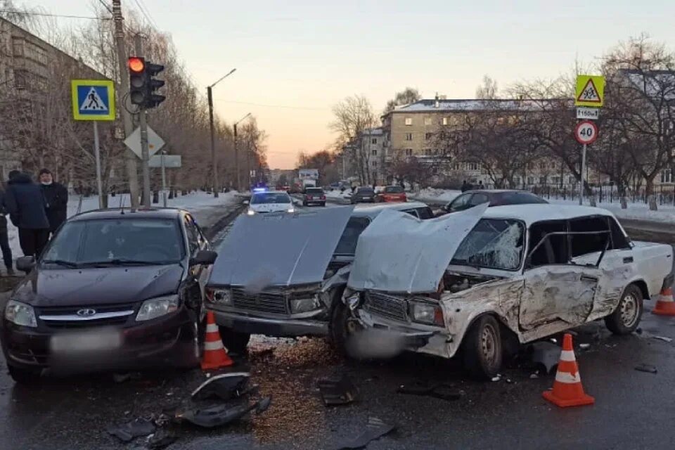 Киров авария фото В Кирове молодой человек устроил ДТП с четырьмя машинами и пострадал в нем - KP.