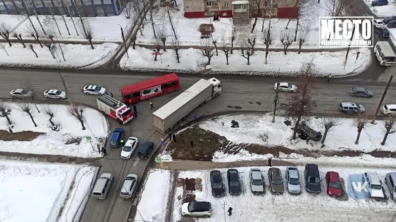 Киров авария фото Mercedes e ônibus. Duas raparigas morreram. 2022 Место Происшествия Первый город