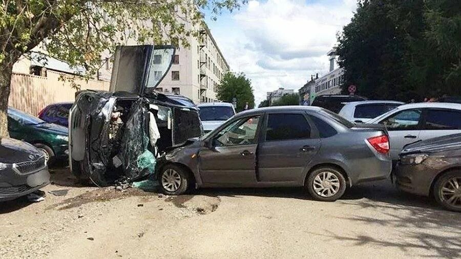 Киров авария фото Три человека пострадали при столкновении шести машин в Кирове Новости Известия 0