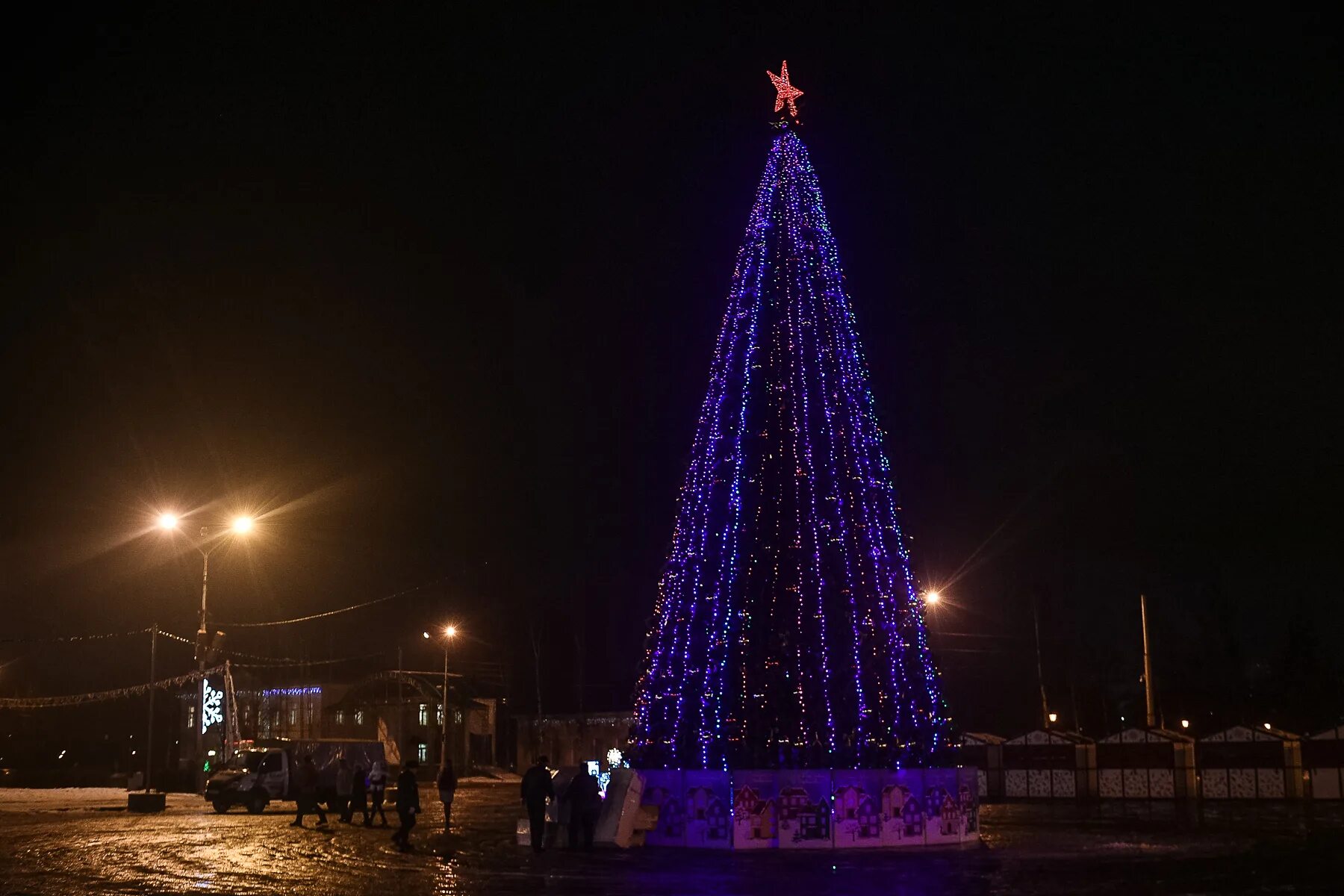 Киров елка фото Новогодний путеводитель: где и как отдохнуть на зимних каникулах - "Республика"