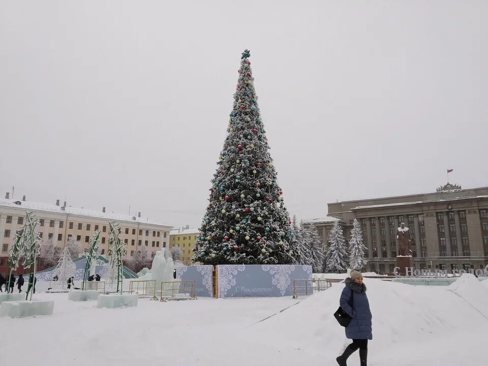 Киров елка фото Кататься с горок на Театральной площади кировчанам разрешат после 25 декабря