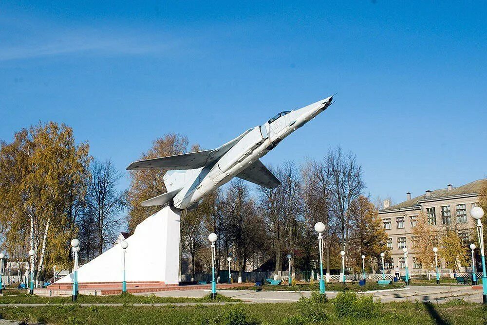 Киров калужская область фото города Самолёт МиГ-27К, памятник технике, Калужская область, Киров, сквер Советской Ави