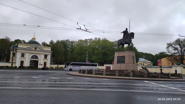 Киров площадь александра невского фото Площадь Александра Невского Statue of liberty, Landmarks, Building