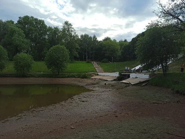 Киров пруды фото Как выглядит пруд в парке имени Кирова во время спуска воды. Фотолента