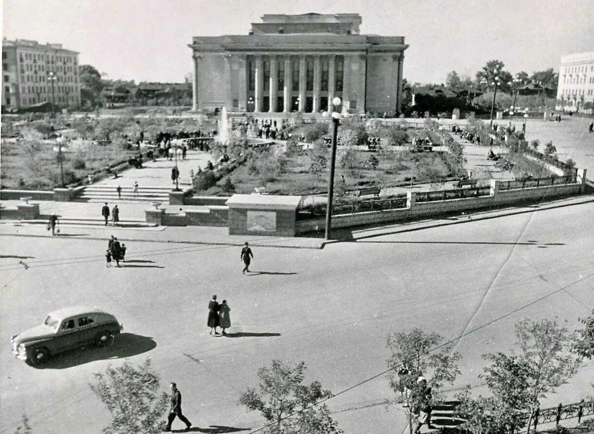 Киров старые фото Киров, Театральная площадь, 1952 г. Как по вашему: скверу на ... ТИПИЧНЫЙ КИРОВ 