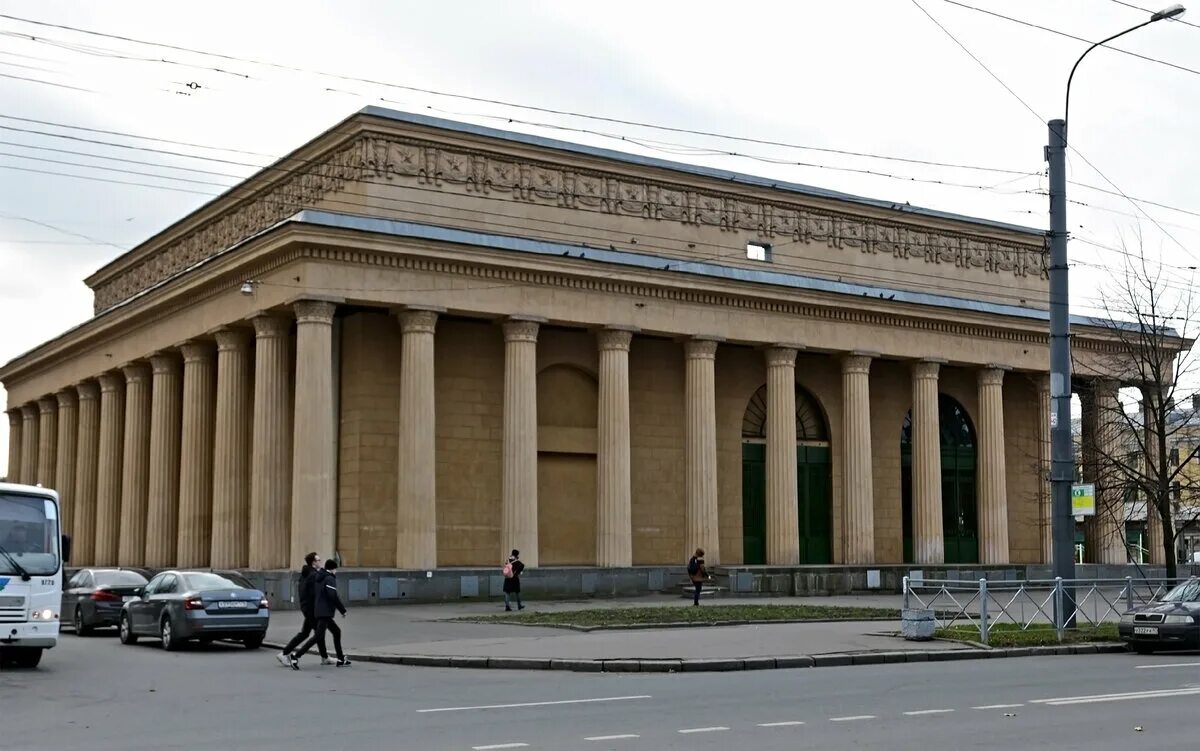 Кировский завод метро фото Почему людям не надоело держать на ладони Калязинскую колокольню. О забавных "шт