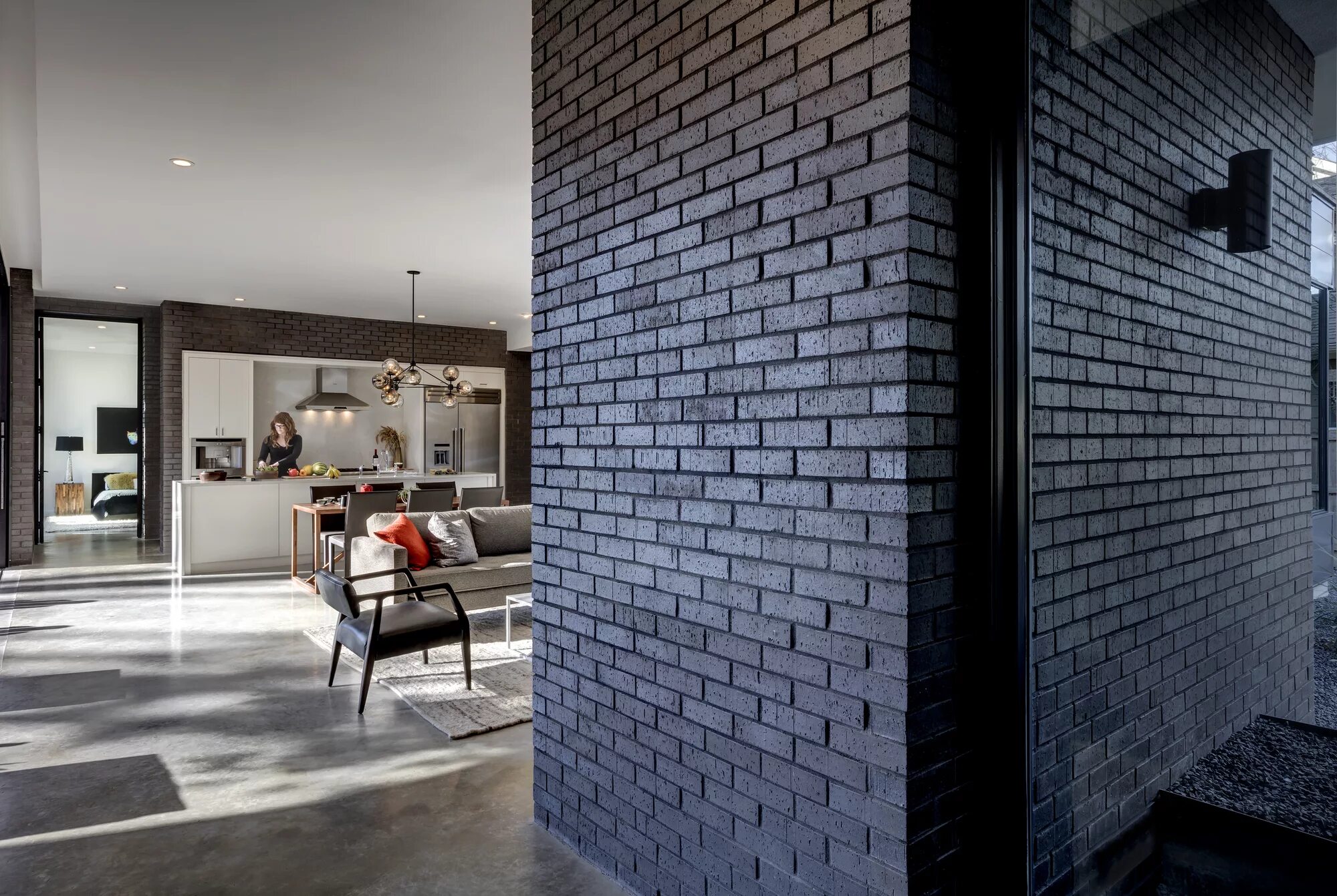 Кирпич дизайне интерьера Gallery of Main Stay House / Matt Fajkus Architecture - 20
