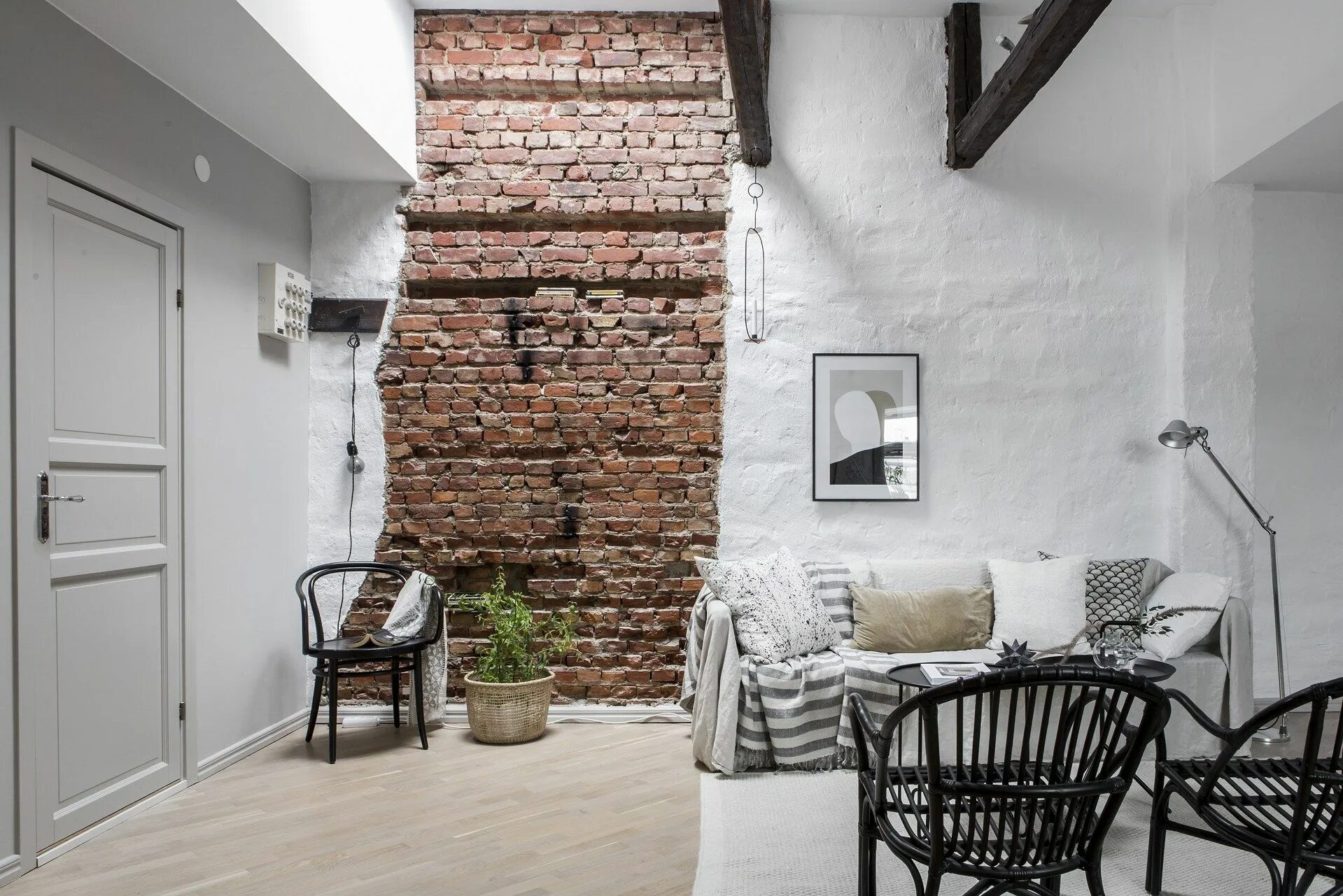 Кирпич дизайне интерьера Small & stylish rooftop studio - COCO LAPINE DESIGN Minimalist living room, Mini