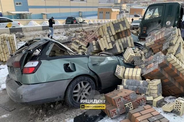 Кирпич на машине фото Кирпичная арка обрушилась на легковой автомобиль в Новосибирске АиФ Новосибирск